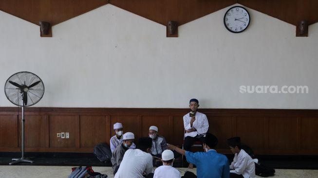 Peserta membuat kerajinan tangan saat mengikuti kegiatan Pesantren Kilat Ramadhan di Masjid Agung Sunda Kelapa, Menteng, Jakarta, Minggu (10/4/2022). [Suara.com/Angga Budhiyanto]