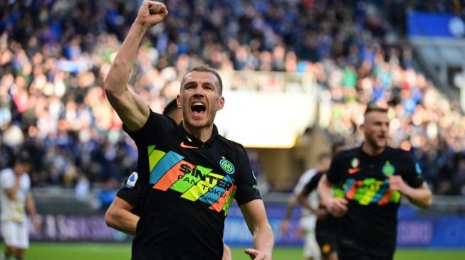 Striker Inter Milan, Edin Dzeko merayakan gol usai membobol gawang Verona. Inter menang 2-0 dalam pertandingan ini. (Foto: AFP)