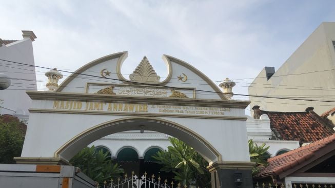 Gapura pintu masuk Masjid Jami An Nawier Pekojan yang unik. [Suara.com/Faqih Faturrachman]