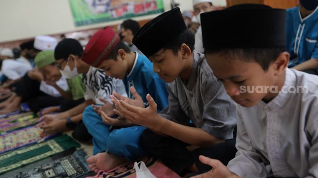 Peserta memanjatkan doa saat mengikuti kegiatan Pesantren Kilat Ramadhan di Masjid Agung Sunda Kelapa, Menteng, Jakarta, Minggu (10/4/2022). [Suara.com/Angga Budhiyanto]