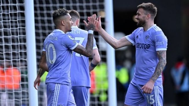 Gelandang Leeds United Raphinha Dias Belloli (kiri) merayakan golnya dengan rekan setimnya saat mengalahkan Watford dalam lanjutan Liga Inggris di Vicarage Road Stadium di Watford, London pada 9 April 2022.Ben Stansall/AFP