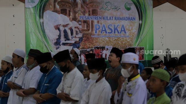 Peserta menunaikan shalat Ashar berjamaah saat mengikuti kegiatan Pesantren Kilat Ramadhan di Masjid Agung Sunda Kelapa, Menteng, Jakarta, Minggu (10/4/2022). [Suara.com/Angga Budhiyanto]