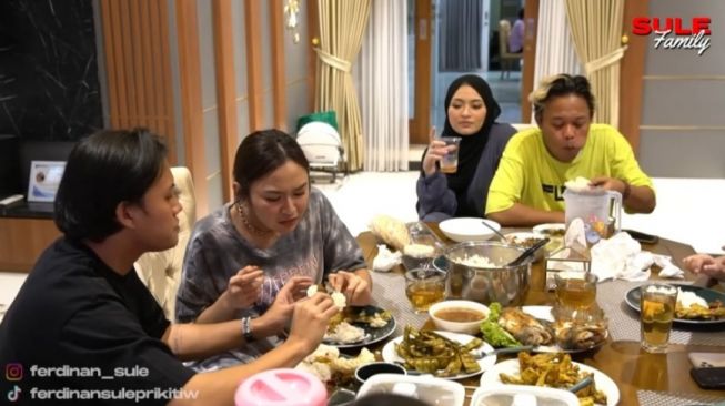 Momen Mahalini Buka Puasa Bareng Keluarga Sule. (YouTube/Sule Family)