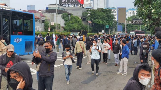 Polisi Bubarkan Aksi Mahasiswa di Depan Gedung DPR RI Pakai Water Canon dan Gas Air Mata