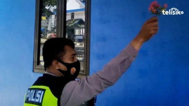 Takut Pos Lantas Dibakar Lagi, Polisi Ini Lakukan Ritual Tolak Bala