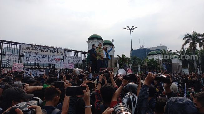 Tiga pimpinan DPR RI akhirnya turun menghampiri ribuan massa mahasiswa yang melakukan aksi unjuk rasa di Depan Gedung DPR/MPR RI, Senayan, Jakarta, Senin (11/4/2022). (Suara.com/Bagaskara)