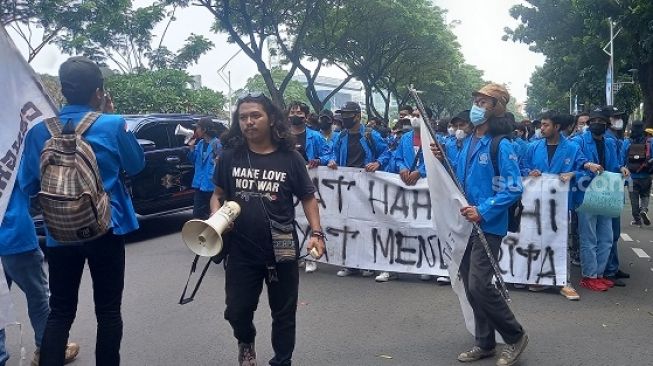 Cerita Anak Penjual Gorengan Nekat Ikut Demo Mahasiswa Di DPR: Minyak Goreng Naik, BBM Naik, Resah Saya!