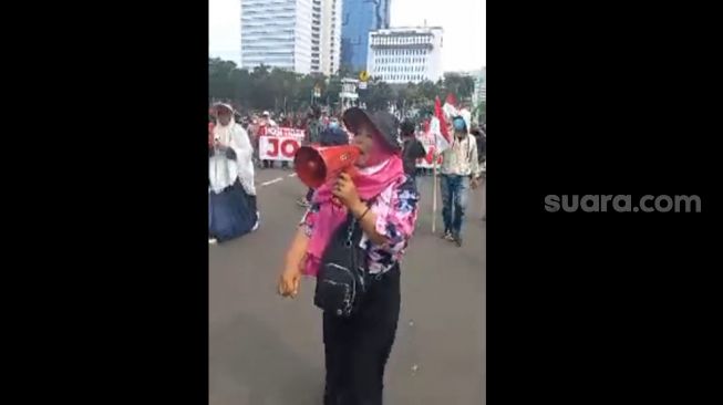 Emak-emak Aksi ke Istana Presiden Jokowi: Turunkan Harga Minyak Goreng atau Revolusi!