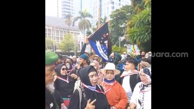 Kelompok Ibu-ibu juga ikut berdemo bersama Mahasiswa di kawasan Patung Kuda, Jakarta Pusat. (Suara.com/Yaumal)