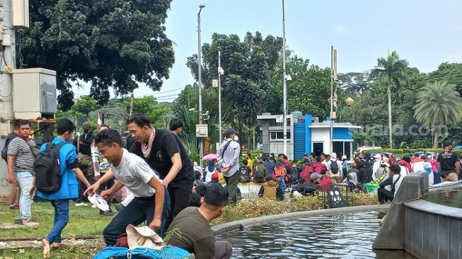 Salat Asar di Tengah Demonstrasi, Massa Mahasiswa Wudu Pakai Air Kolam Patung Kuda