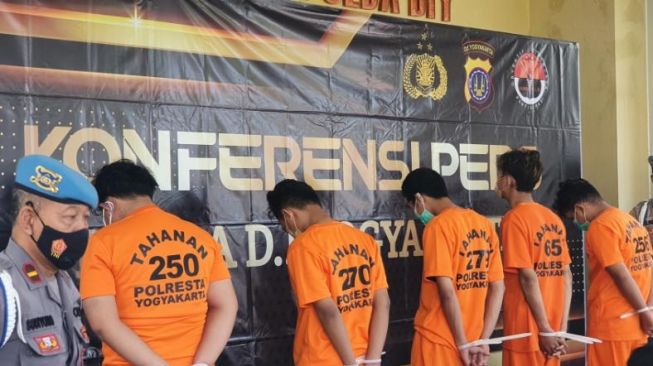 Lima pelaku penganiayaan di Gedongkuning, Kotagede, Kota Yogyakarta yang diamankan di Mapolda DIY. [Hiskia Andika Weadcaksana / SuaraJogja.id]