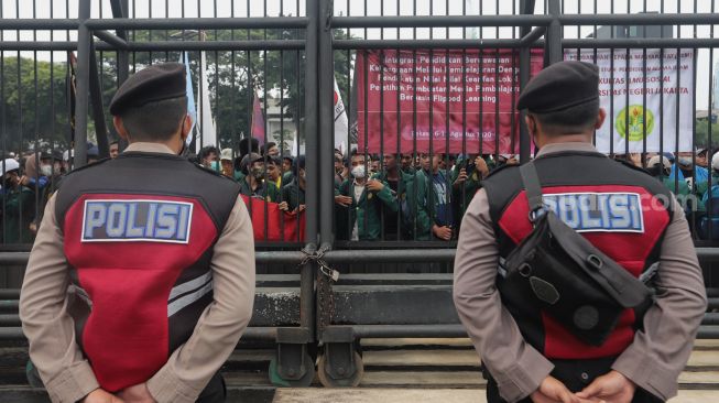 Massa aksi yang tergabung dalam Badan Eksekutif Mahasiswa Seluruh Indonesia (BEM SI) menggelar aksi unjuk rasa di depan gedung DPR RI, Jakarta, Senin (11/4/2022). [Suara.com/Angga Budhiyanto]