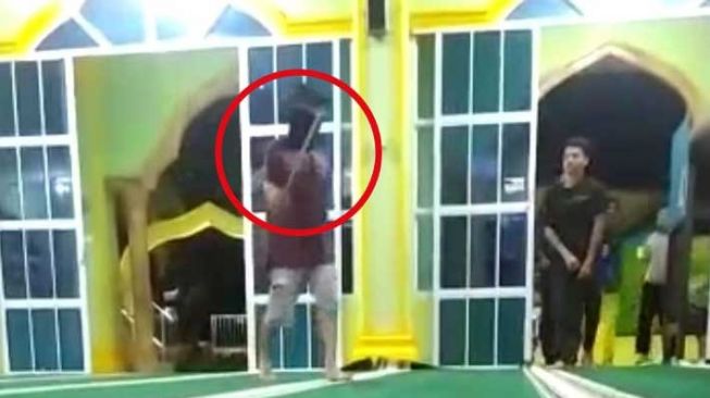 Tangkapan layar pria bawa parang gegara terganggu suara toa masjid di Batam. [Ist]
