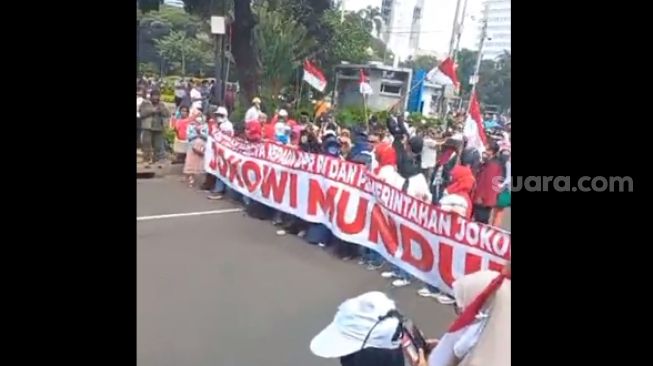 Bawa Spanduk Raksasa "Jokowi Mundur": Kalau Emak-emak Sudah Turun Gunung, Berarti Negara Tidak Baik-baik Saja