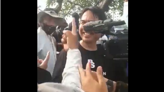 Ade Armando was verbally abused by his mother before being beaten to a pulp by the masses who took part in a demonstration against the 3rd term president, in front of the Indonesian Parliament building, Jakarta, Monday (11/4/2022). [Twitter]