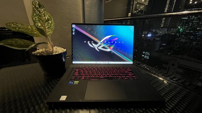 Asus bakal meluncurkan tiga laptop gaming dengan prosesor Intel Core Generasi ke-12 di Indonesia pada Selasa (12/4/2022). Ketiga laptop gaming ROG terbaru itu adalah Asus ROG Strix SCAR 15/17, Asus ROG Zephyrus M16, serta laptop sekaligus tablet gaming Asus ROG Flow Z13. [Suara.com/Dicky Prastya]