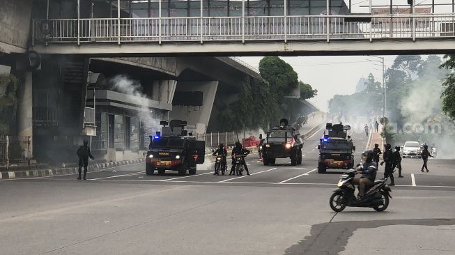 Tembakkan Gas Air Mata ke Demonstran di Traffic Light Slipi, Petugas: Bubar-Bubar