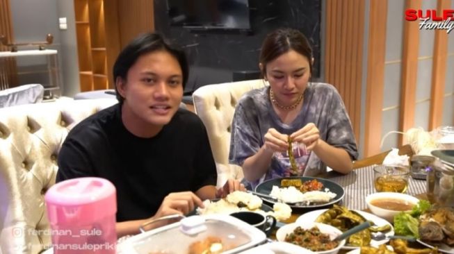 Momen Mahalini Buka Puasa Bareng Keluarga Sule. (YouTube/Sule Family)