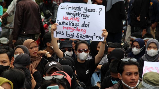 Sejumlah mahasiswa berunjuk rasa di depan DPRD Provinsi Kalimantan Barat di Pontianak, Kalimantan Barat, Senin (11/4/2022). [Antara Foto]