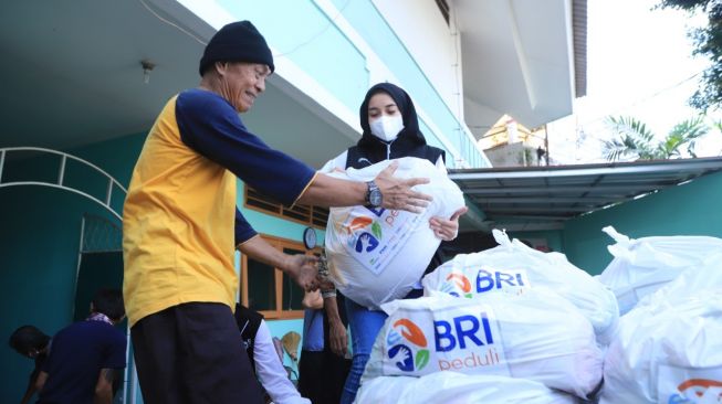 BRI Group Bagikan 80.000 Paket Sembako ke Panti Asuhan, Panti Werdha dan Masyarakat Umum