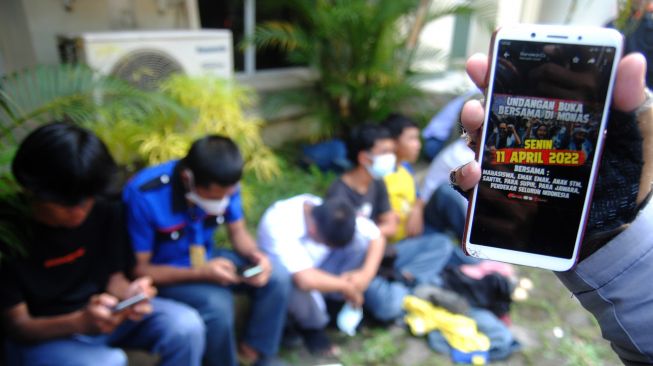 Satgas pelajar menunjukkan bukti ajakan untuk pelajar SMK mengikuti unjuk rasa di Jakarta, di kawasan Stasiun Bogor, Jawa Barat, Senin (11/4/2022).  ANTARA FOTO/Arif Firmansyah