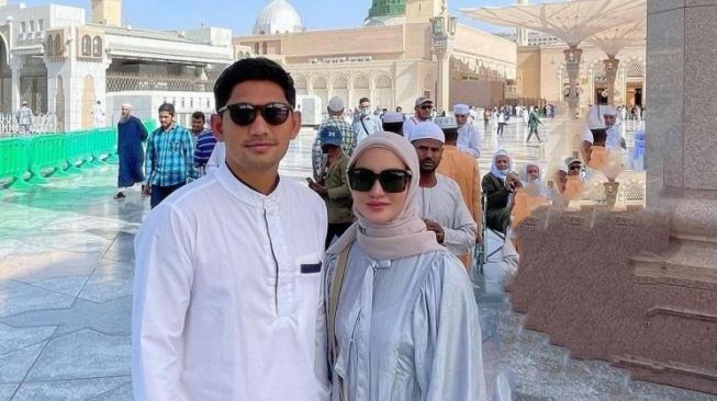 Pulang Umrah, Ibnu Jamil Diledek Kebanyakan Jalan-Jalan