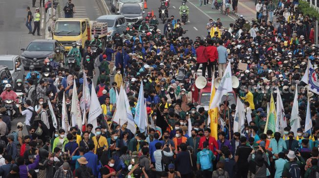 Massa aksi yang tergabung dalam Badan Eksekutif Mahasiswa Seluruh Indonesia (BEM SI) berjalan menuju gedung DPR RI, Jakarta, Senin (11/4/2022). [Suara.com/Angga Budhiyanto]