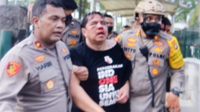 Sebelum Habis Babak Belur di Depan Gedung DPR, Ade Armando Sempat Singgung Aliansi BEM Mahasiswa Pecah