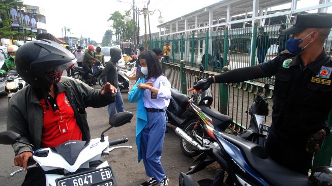 Satgas pelajar mengamankan seorang pelajar SMK yang akan berangkat mengikuti unjuk rasa di Jakarta, di kawasan Stasiun Bogor, Jawa Barat, Senin (11/4/2022). ANTARA FOTO/Arif Firmansyah