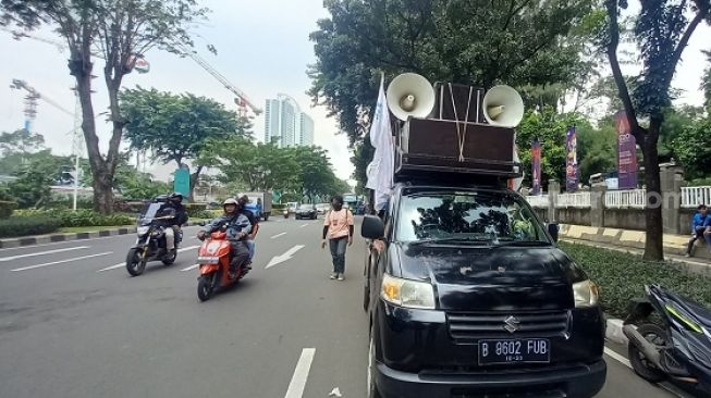 Penampakan mobil komando dari ratusan mahasiswa yang demonstrasi di gedung DPR RI. (Suara.com/Arga)