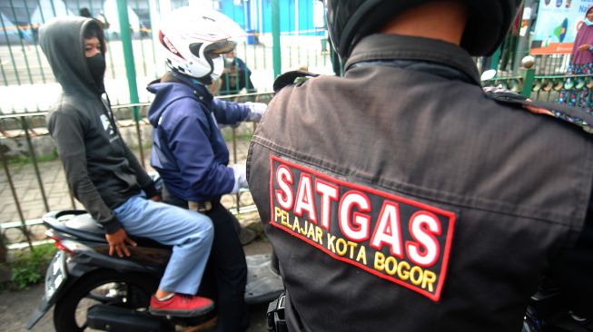 Satgas pelajar mengamankan seorang pelajar SMK yang akan berangkat mengikuti unjuk rasa di Jakarta, di kawasan Stasiun Bogor, Jawa Barat, Senin (11/4/2022). ANTARA FOTO/Arif Firmansyah