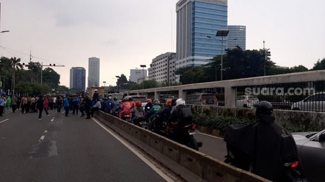 Macet Gegara Demo Mahasiswa, Pengendara Mobil-Motor Terpaksa Berjubel Masuk Jalur Bus TransJakarta