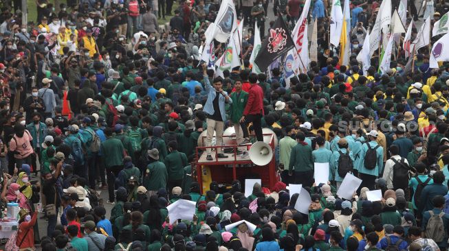 Massa aksi yang tergabung dalam Badan Eksekutif Mahasiswa Seluruh Indonesia (BEM SI) menggelar aksi unjuk rasa di depan gedung DPR RI, Jakarta, Senin (11/4/2022). [Suara.com/Angga Budhiyanto]