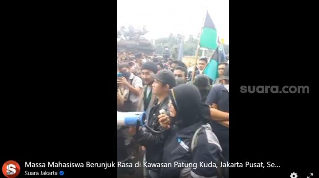 Emak-emak Orasi di Aksi Mahasiswa: Polisi, Jangan Halang-halangi Anak Kami Bertemu Jokowi!