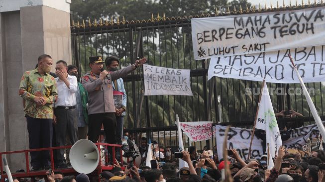 Kapolri Jenderal Listyo Sigit Prabowo (kedua kanan), Wakil Ketua DPR RI Sufmi Dasco Ahmad (tengah), dan Lodewijk Freidrich (kiri) menemui massa Badan Eksekutif Mahasiswa Seluruh Indonesia (BEM SI) yang melakukan aksi unjuk rasa di depan Gedung DPR RI, Jakarta, Senin (11/4/2022). [Suara.com/Angga Budhiyanto]