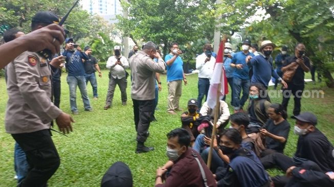 Belasan ABG diduga berstatus pelajar ditangkap polisi jelang demo mahasiswa di dekat kawasan Istana. (Suara.com/Yaumal)