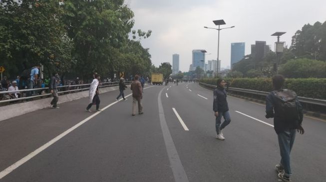 Ada Demo Mahasiswa, Petugas Tutup Jalan Tol Dalam Kota yang Lintasi DPR