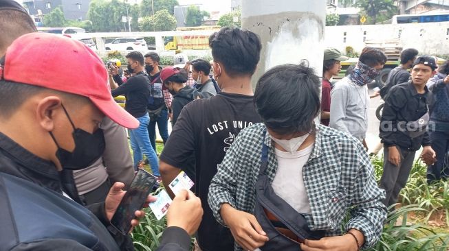 Lakukan Sweeping ke Para Pemuda Sedang Nongkrong di Depan Gedung DPR, Aparat: Mau Demo Kok Nggak Pakai Almamater?