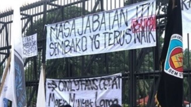 Terlihat Jenaka Tapi Nyelekit, 5 Spanduk Sentil Pemerintah di Demo BEM SI Curi Perhatian