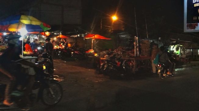 Tempat Pembuangan Sampah Sementara dan Kebiasaan Buruk Warga Sekitar Pasar