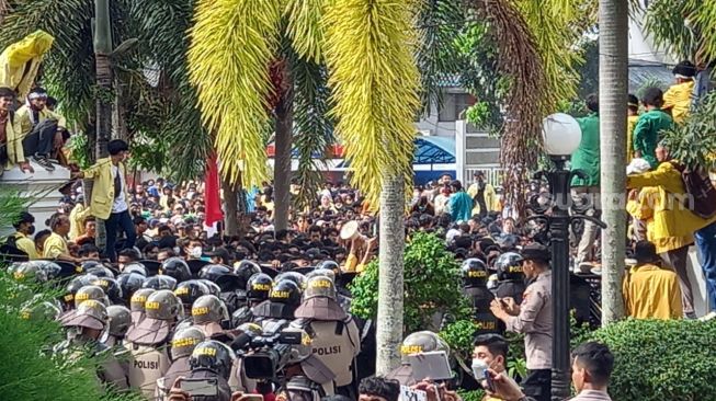 Demo Mahasiswa di Sumbar Berujung Ricuh dan Lempar Batu, Polisi Balas dengan Gas Air Mata