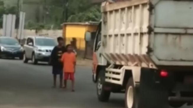 Miris, Aksi Bocah Cilik Adang Truk di Tengah Jalan, Publik: Awas Cil Nanti Sampai ke Akhirat