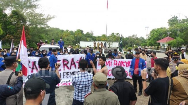 Hujan Deras, Demo Mahasiswa 11 April 2022 di Bontang Tetap Berlangsung: Serentak!