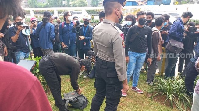 Disweeping Aparat, Pemuda Ngaku Anak Penjual Gorengan Ikut Demo Mahasiswa di DPR: Minyak Naik, Orang Tua Susah Jualan!