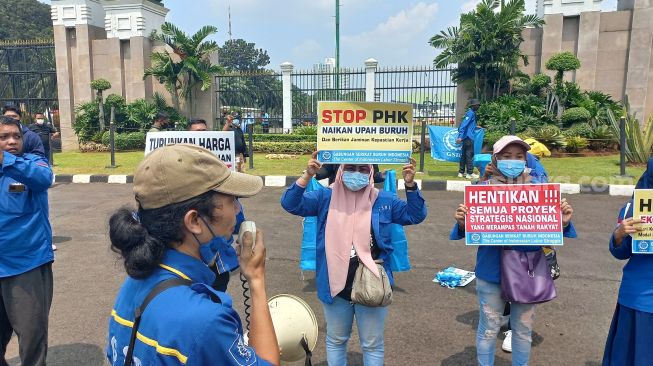 Mahasiswa Belum Nongol, Sejumlah Buruh Lebih Dulu Datang Demo di Depan Gedung DPR: Turunkan Harga Kebutuhan Pokok!