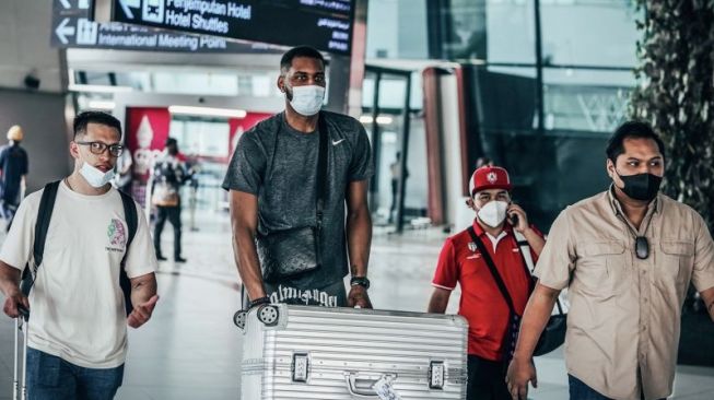 Pemain naturalisasi Marques Bolden (tengah) tiba di Bandara Soekarno-Hatta, Tangerang, Senin (11/4/2022). Bolden, yang membela klub NBA G-League Salt Lake City Stars, akan bergabung dalam pemusatan latihan bersama timnas untuk persiapan SEA Games 2021 Vietnam dan FIBA Asia Cup 2022 (Dokumentasi PP Perbasi).