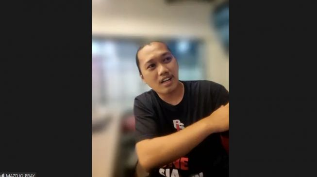 Seorang kru dokumentasi, Indra Jaya Putra, saksi mata kasus pengeroyokan terhadap Ade Armando oleh massa demonstran di DPR RI. (tangkapan layar/zoom) 