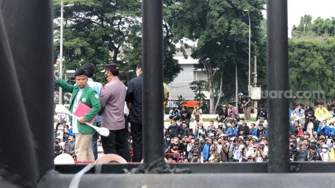 Demo 11 April Ricuh, Petugas Tutup Jalan Tol Dalam Kota Yang Melintasi DPR