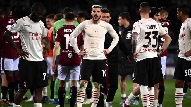 Bek AC Milan Theo Hernandez (tengah) bereaksi pada akhir pertandingan sepak bola Serie A Italia antara Torino melawan AC Milan di Stadion Olimpiade di Turin, Senin (11/4) dini hari WIB. MARCO BERTORELLO / AFP
