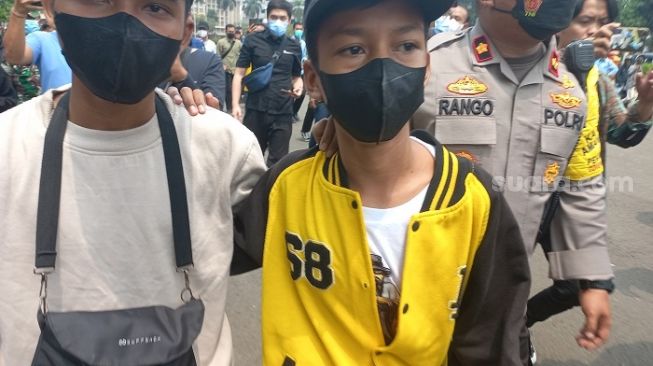 Dua dari belasab remaja diduga pelajar ditangkap polisi jelang demo mahasiswa di dekat kawasan Istana. (Suara.com/Yaumal)
